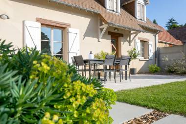 Une allée bordée de buissons dans un jardin