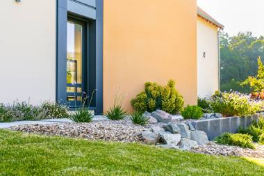 Une terrasse en bois avec un salon d ejardin et une piscine dans le fond