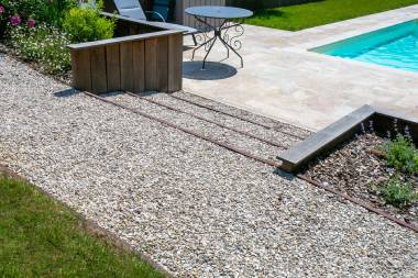 Vue d'un jardin avec des allées et des bosquets aménagés