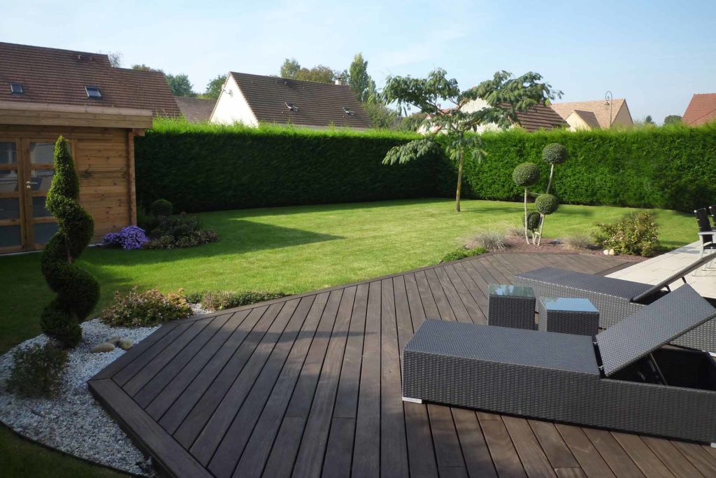 Serrault Jardins situé à la Ville aux Dames, vous propose la conception et la réalisation de terrasse.