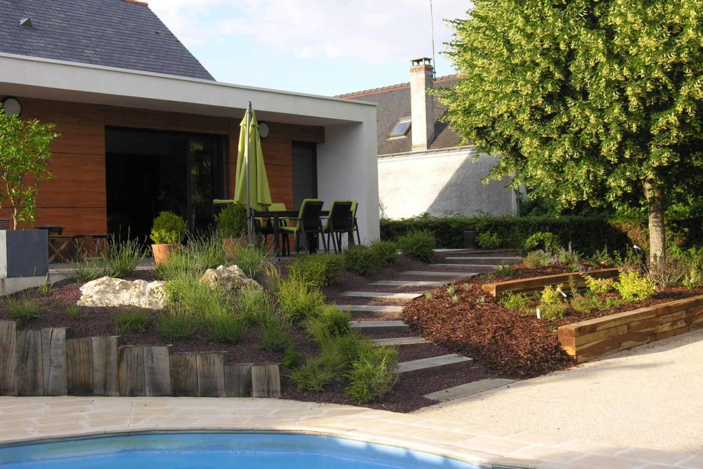Serrault Jardins paysagiste, en Indre et Loire vous propose ses services pour l'aménagement paysager de vos extérieurs.