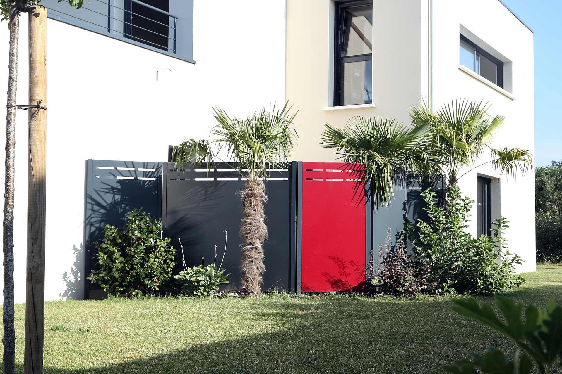 Serrault Jardins situé à la Ville aux Dames, vous propose une large gamme de portails, palissades, clôtures...