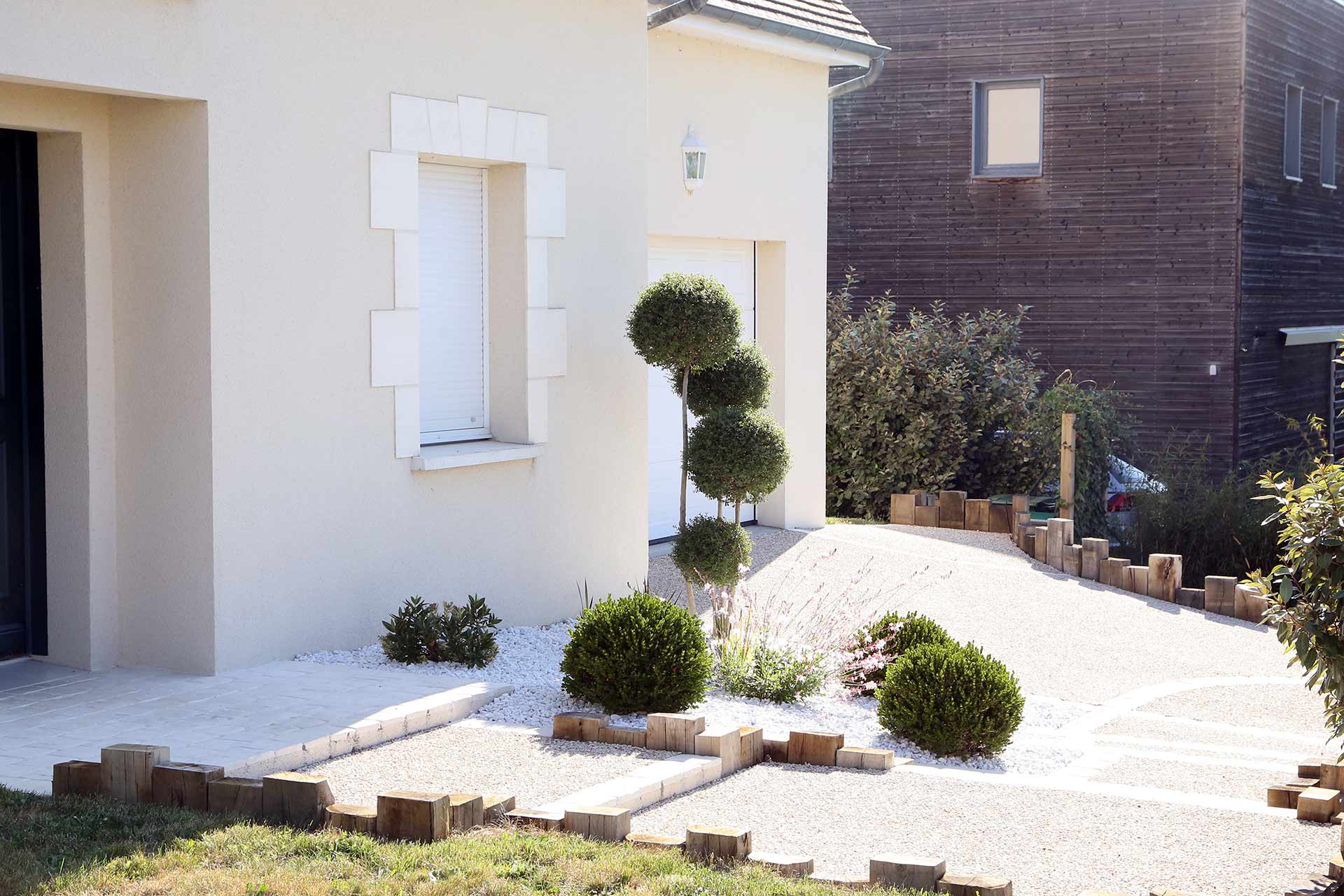 Serrault Jardins, entreprise du paysage sur La Villes aux Dames dans le 37 vous propose des accès de garage en gravillons.