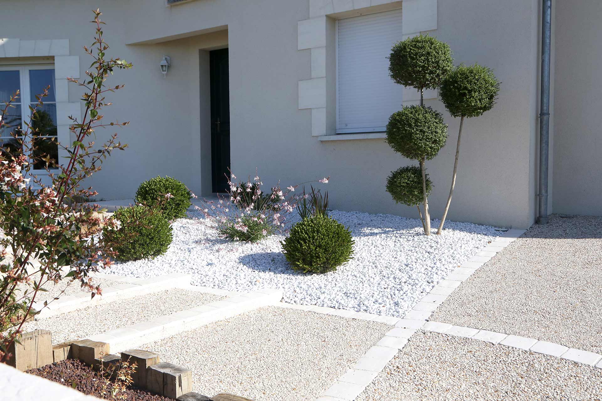 Serrault Jardins, entreprise du paysage sur La Villes aux Dames dans le 37 vous propose des accès de garage en pavés.