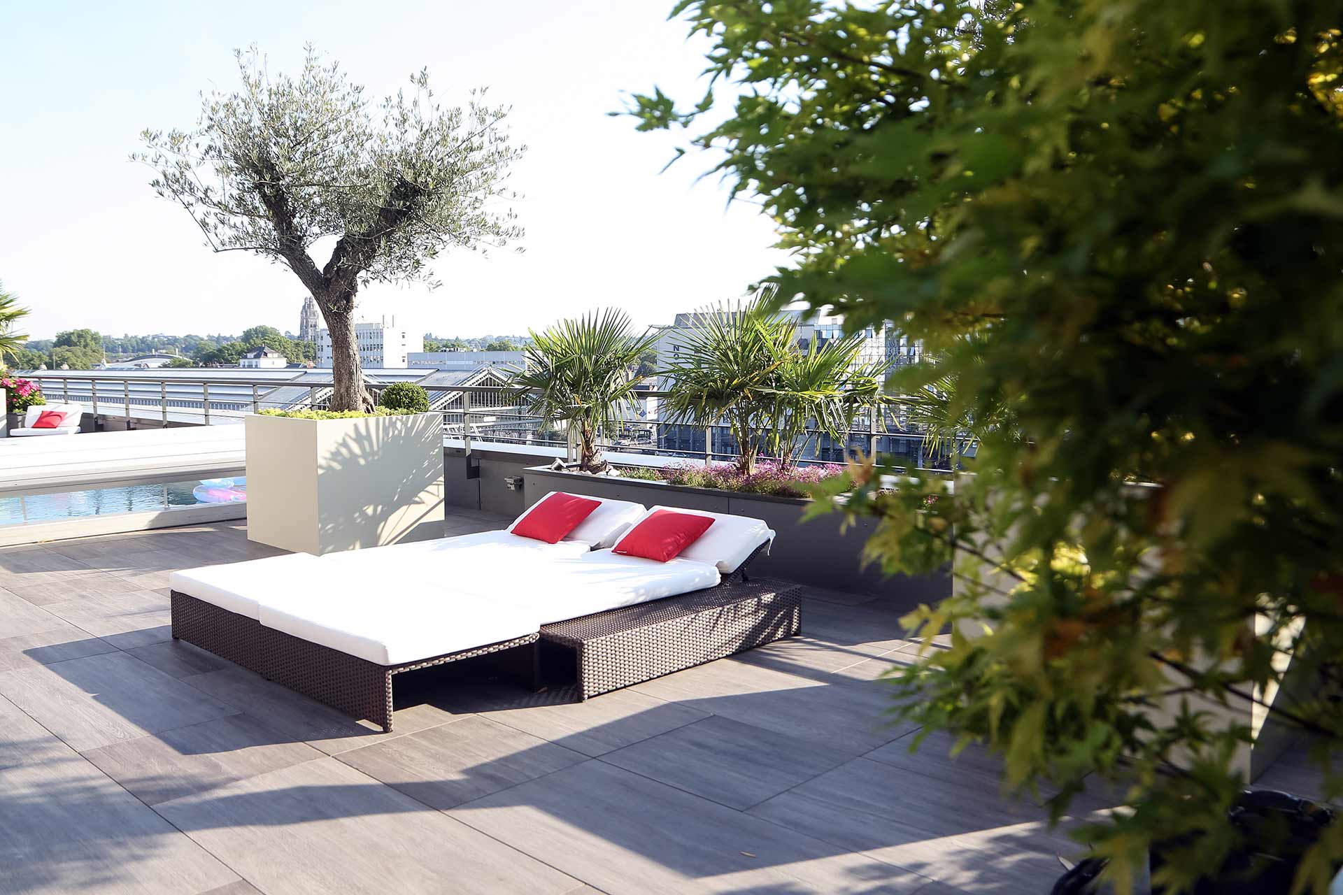 Vous cherchez un professionnel pour votre balcon ? Serrault Jardins aménage votre balcon grâce à son expertise.