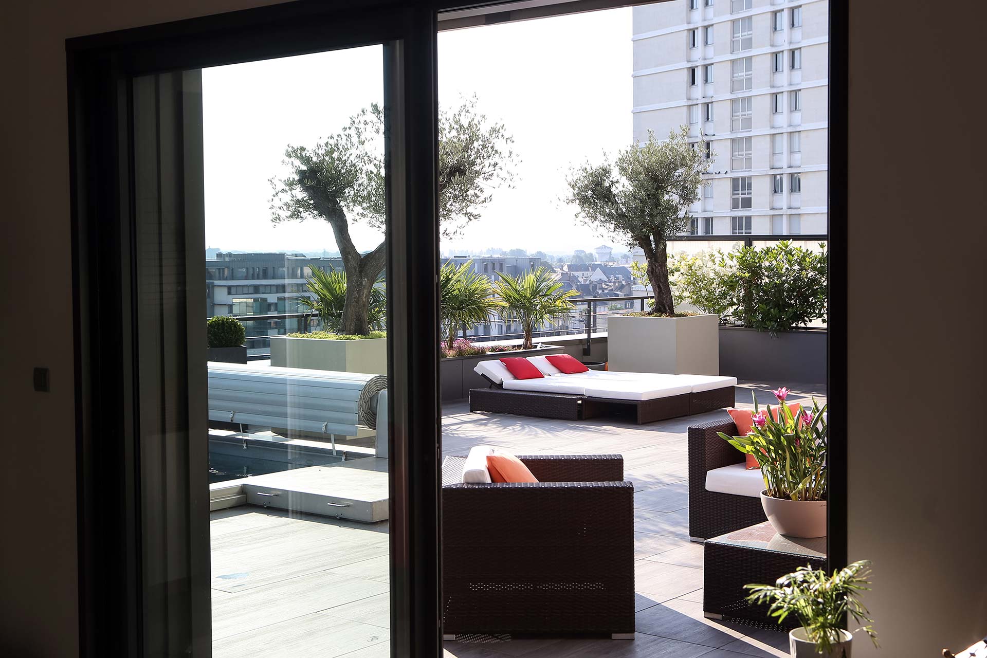 Serrault Jardins propose des aménagements paysagers pour les balcons et toits terrasse.