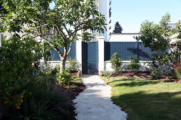 Serrault Jardins aménage vos extérieurs et vous propose un gamme de portails et clôtures.