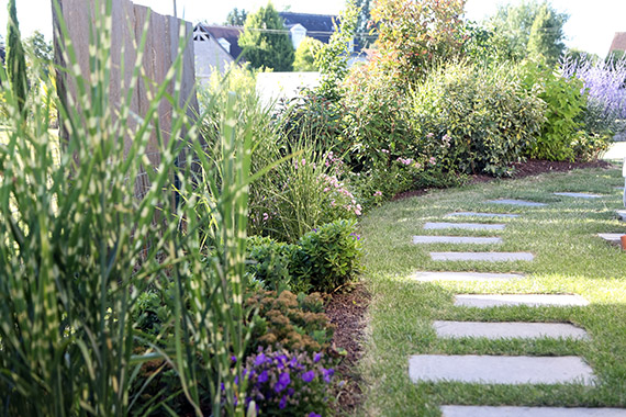 Découvrez votre paysagiste Serrault Jardins à la Ville aux Dames pour l'aménagement paysagser de votre jardin : plantation et pelouse.